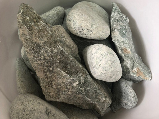 Камень Везувиан колотый+обвалованный (6+4кг)