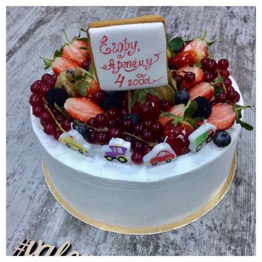 С ягодным оформлением