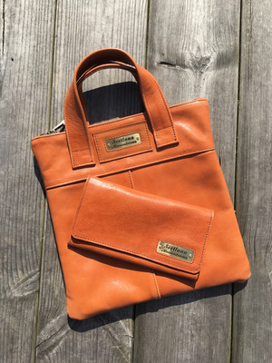 Небольшая сумка с ручками.